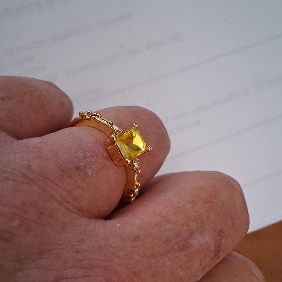 Elegant Gold Ring with Yellow Stone - Picture 5 of 5